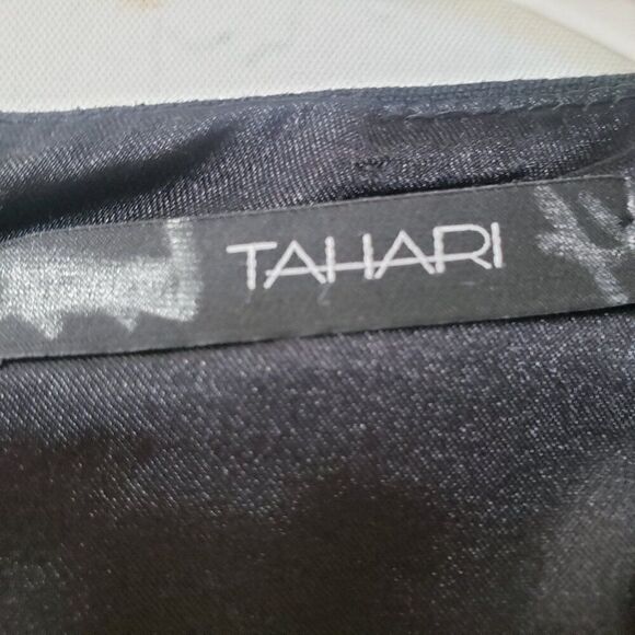 Tahari Sheath Dress Size 4 Solid Black LBD V-Neck Lined Sleeveless Back Zip - Picture 5 of 8